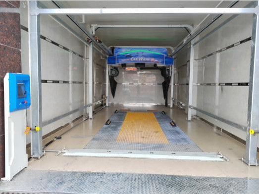 洗浄剤を噴霧するセルフサービス360 オールラウンドロールオーバー洗車システム