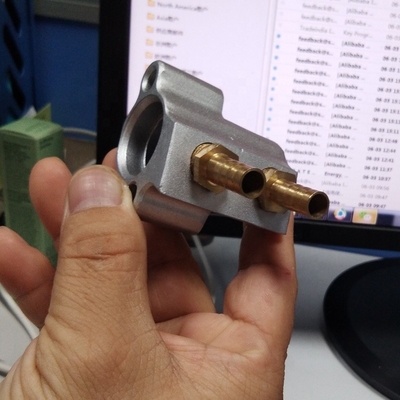 A6L用の新鮮なアルミプレートATFフィラーアダプターギアボックスオイル再充電コネクタ