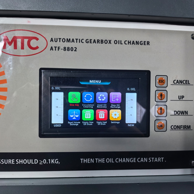 全自動トランスミッション オイル交換と自動車の清掃機